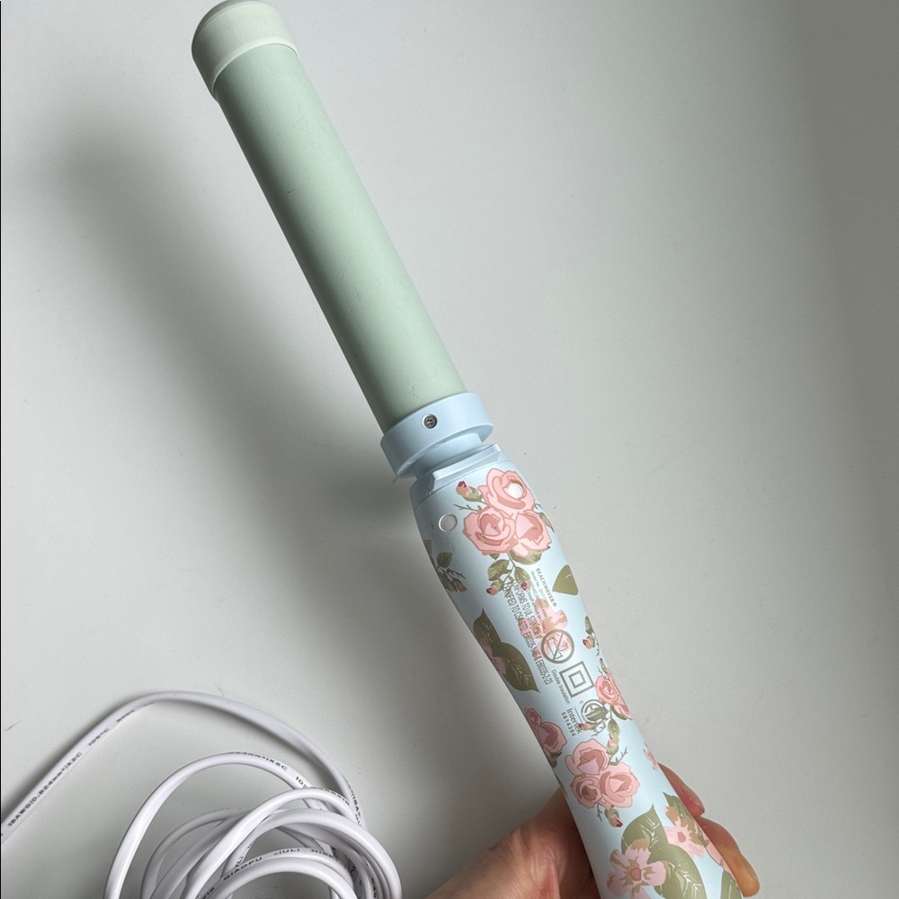 Beachwaver S1.25 Curling Iron - Picture 6 of 8